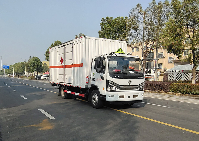 權(quán)駿牌JJJ5125XRY型易燃液體廂式運(yùn)輸車(chē)